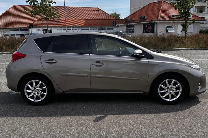 Brun Toyota Auris fra 2012