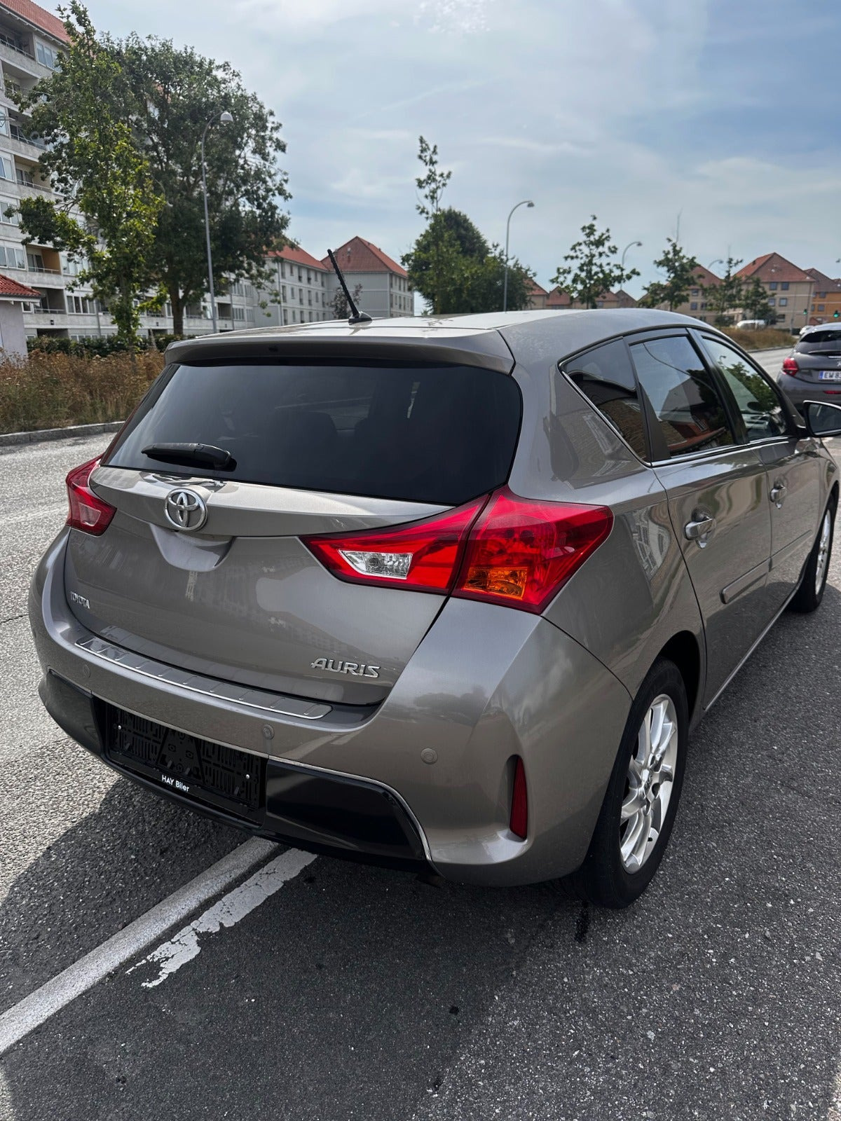 Brun Toyota Auris fra 2012