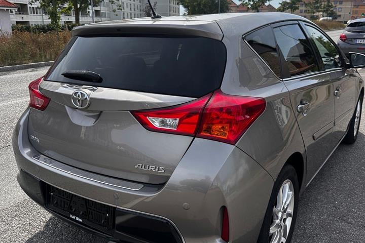Brun Toyota Auris fra 2012