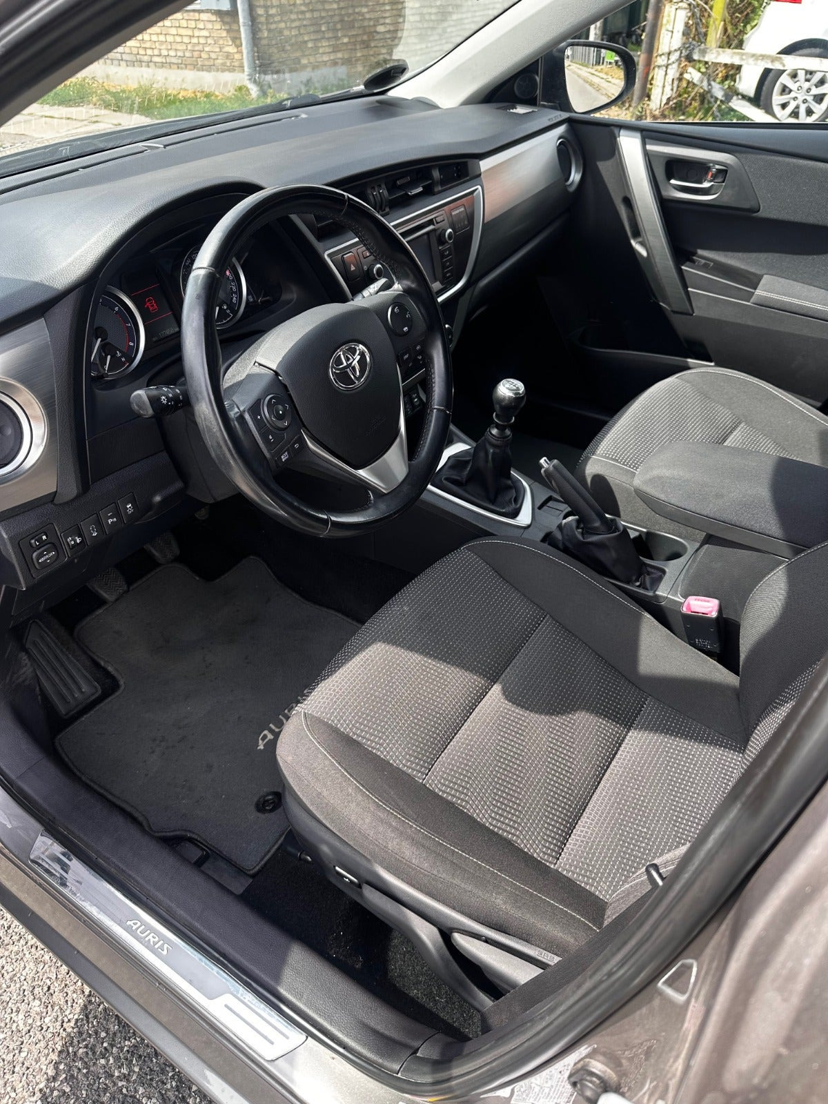 Brun Toyota Auris fra 2012