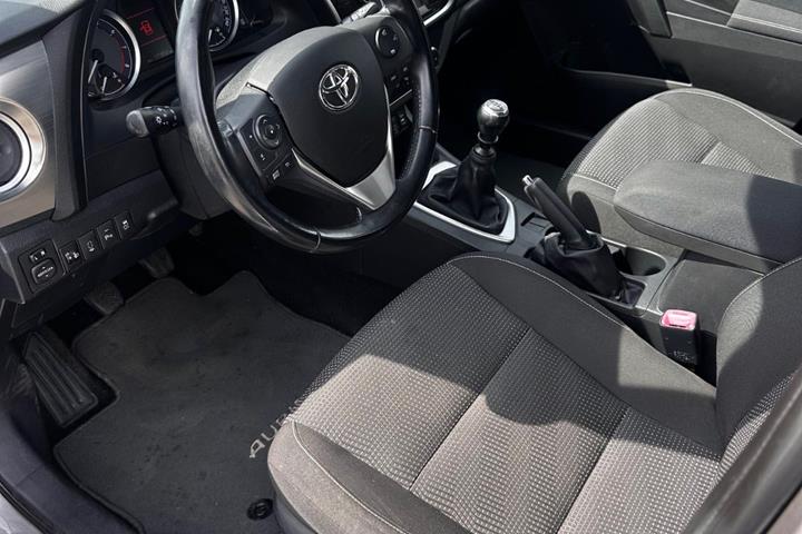 Brun Toyota Auris fra 2012