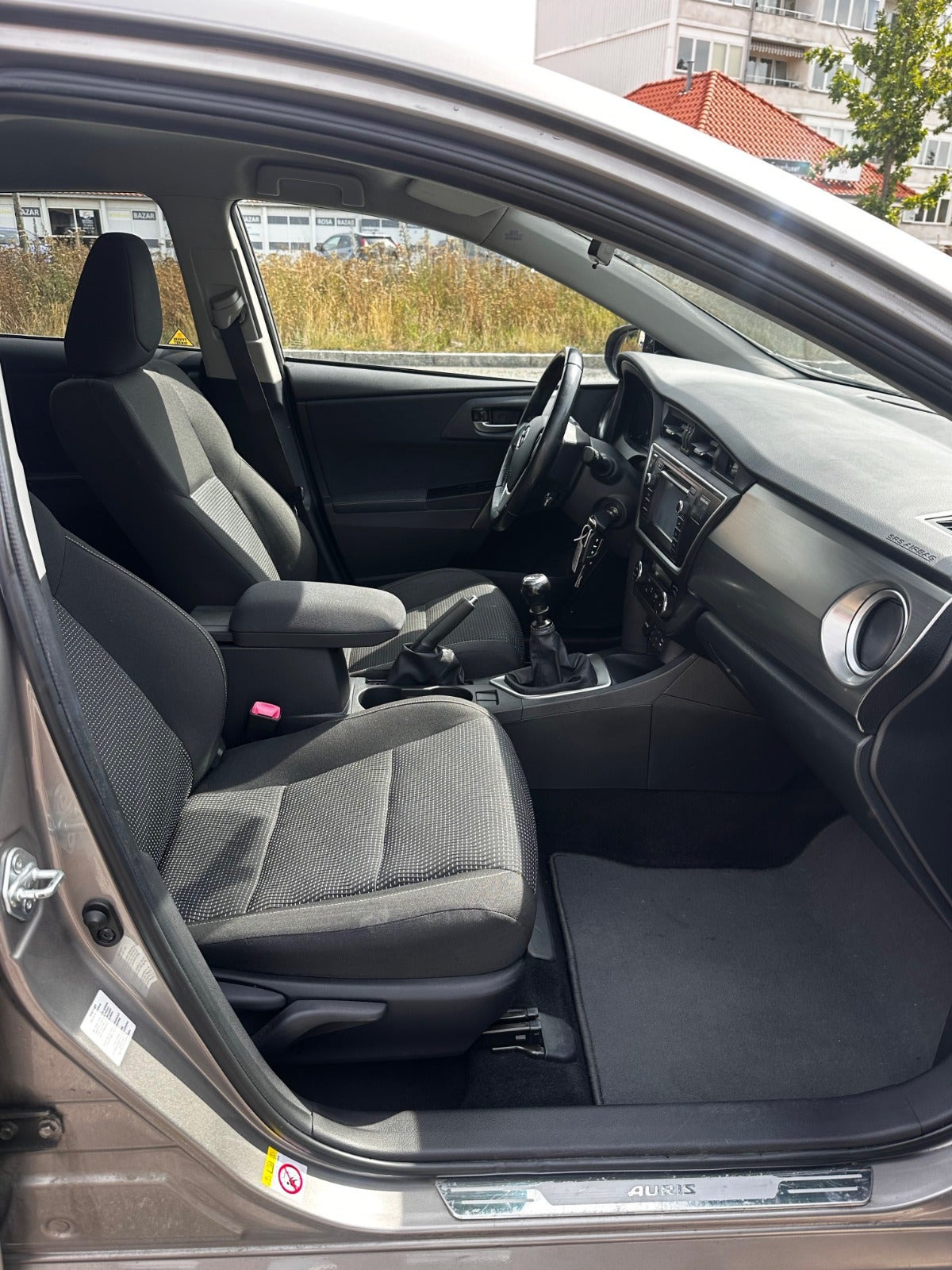 Brun Toyota Auris fra 2012