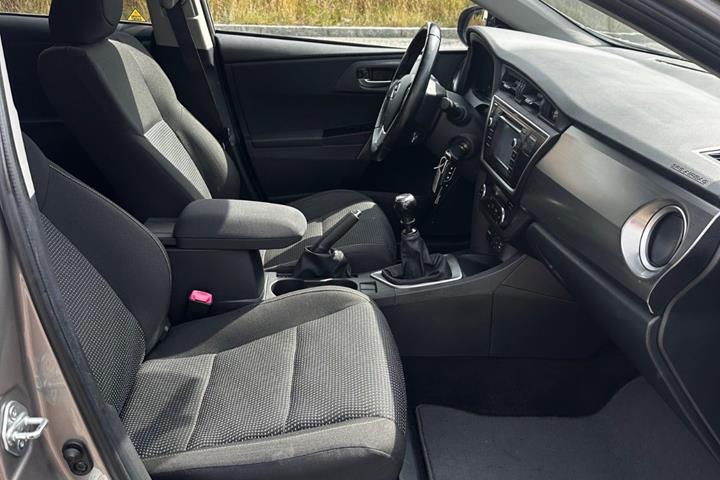 Brun Toyota Auris fra 2012