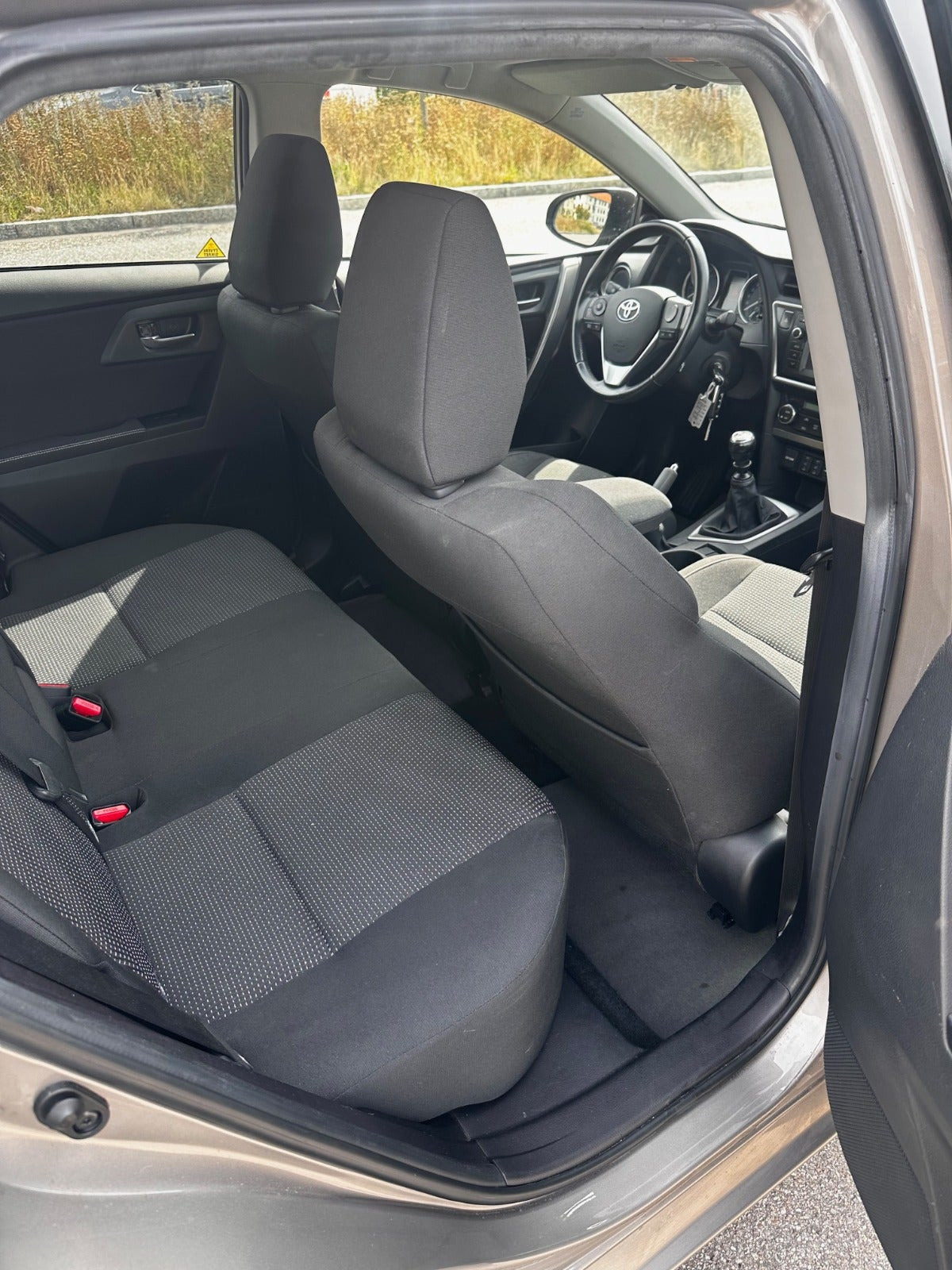 Brun Toyota Auris fra 2012
