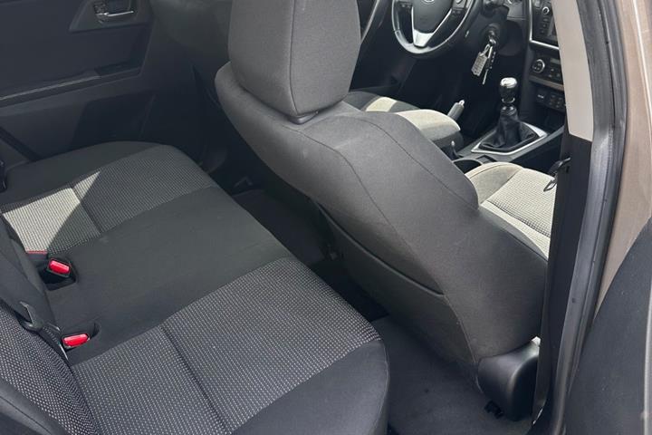 Brun Toyota Auris fra 2012