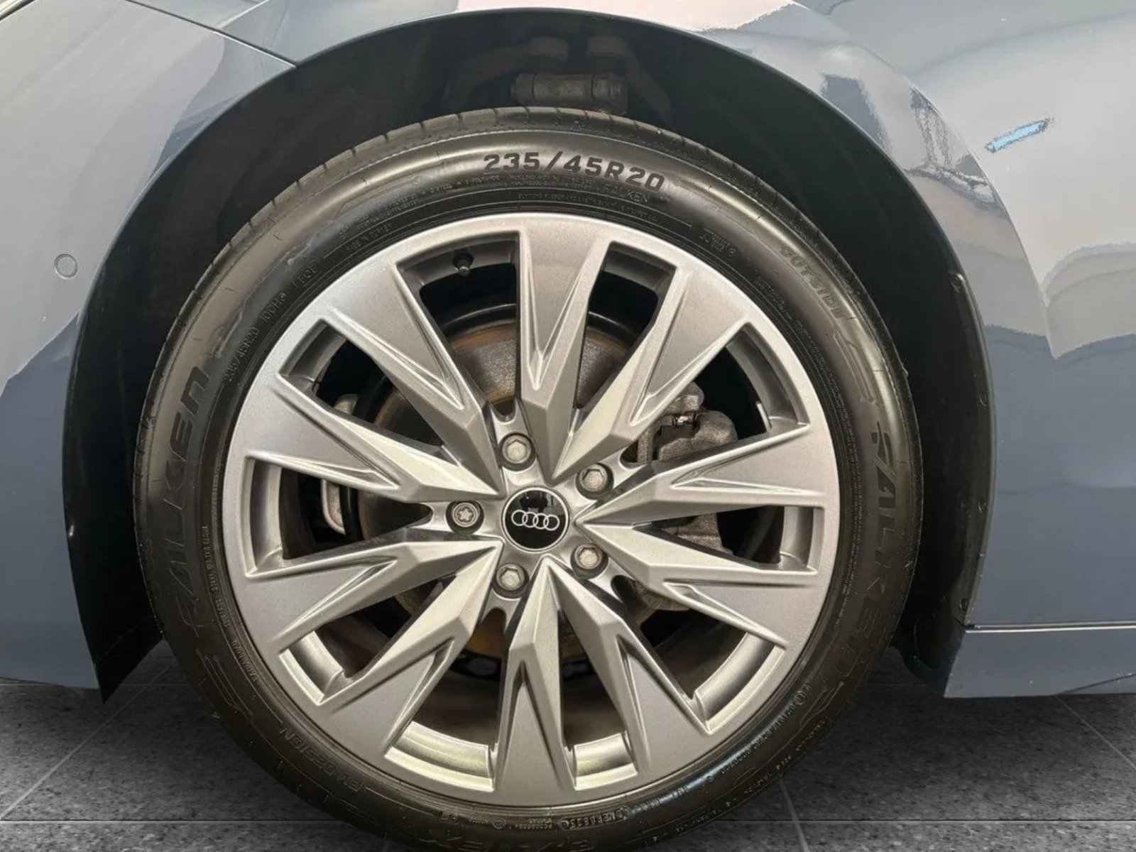 Blå Audi A6 e-tron fra 2025