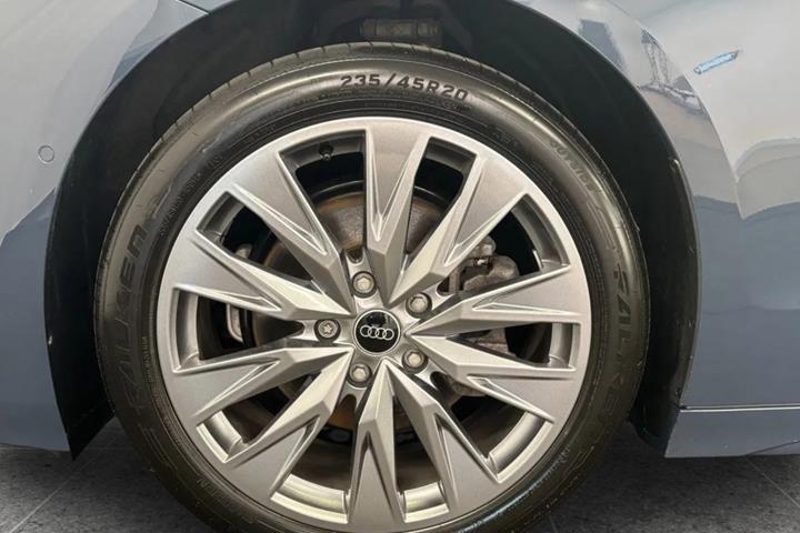 Blå Audi A6 e-tron fra 2025