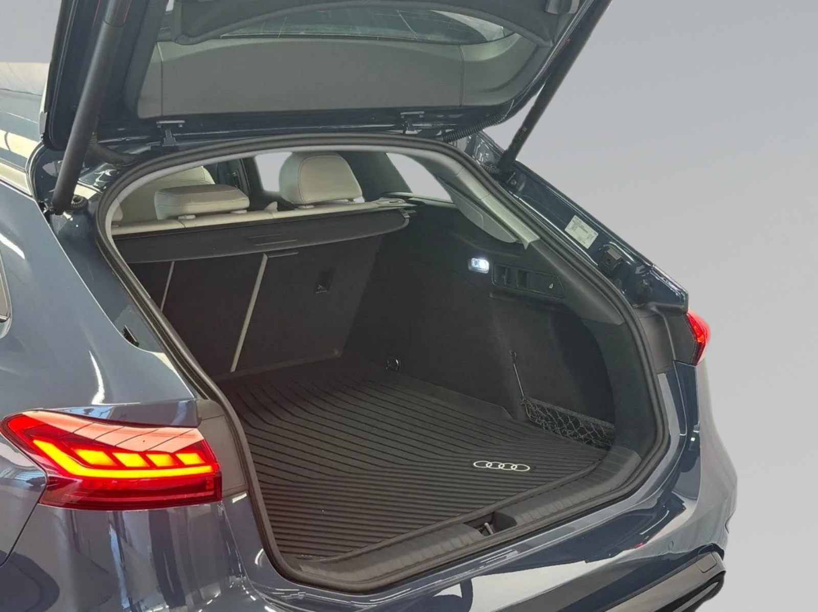 Blå Audi A6 e-tron fra 2025