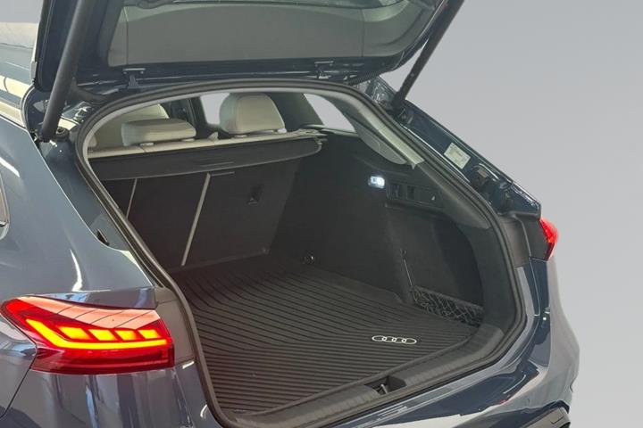 Blå Audi A6 e-tron fra 2025