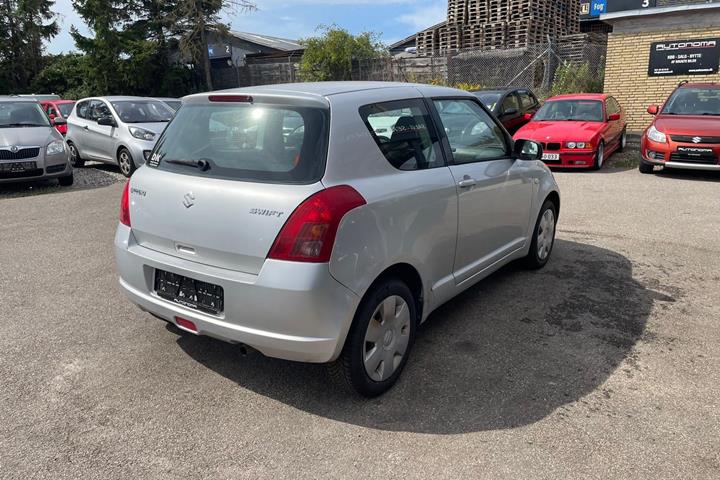 Sølv Suzuki Swift fra 2006