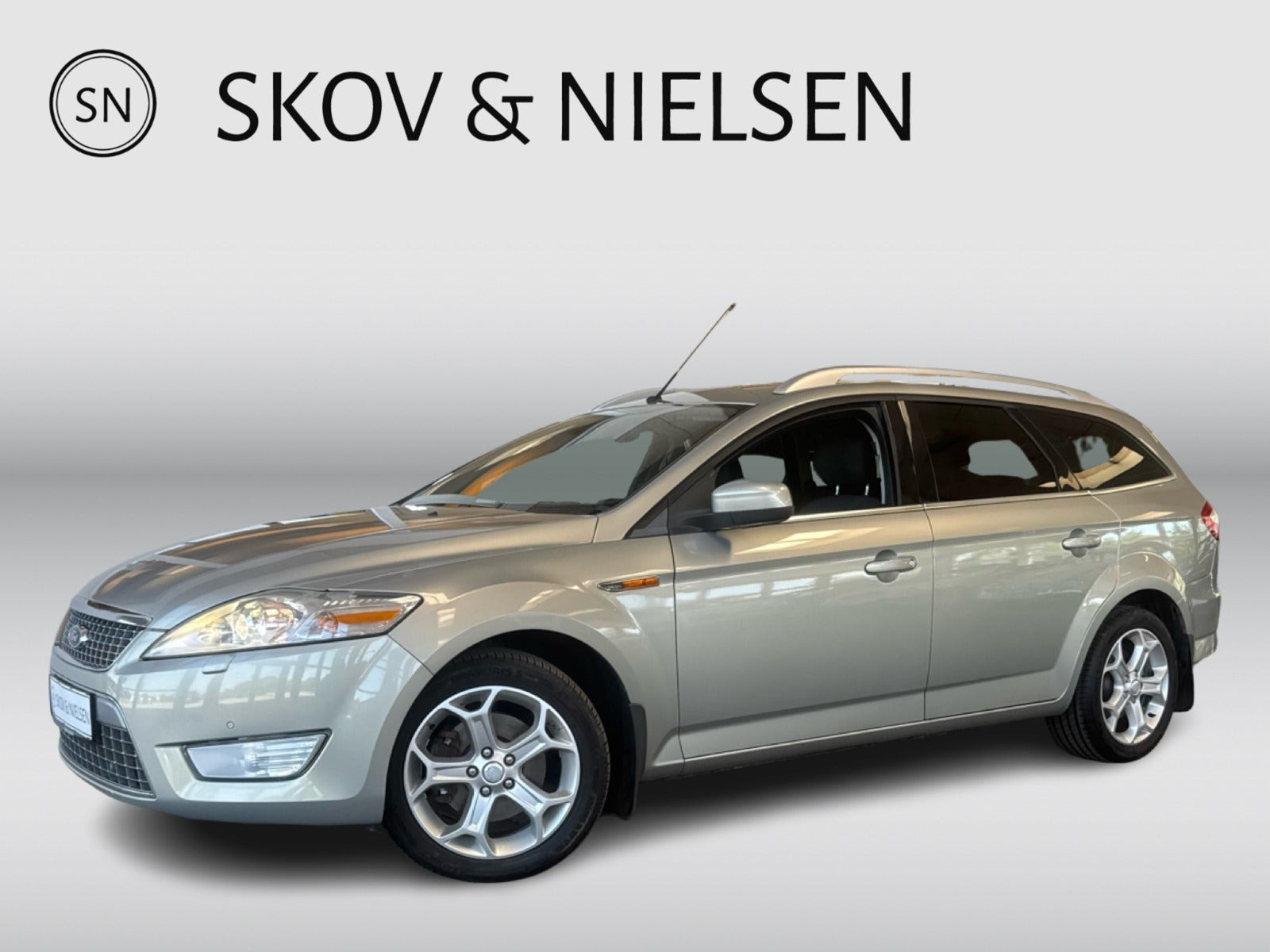 Beige Ford Mondeo fra 2010