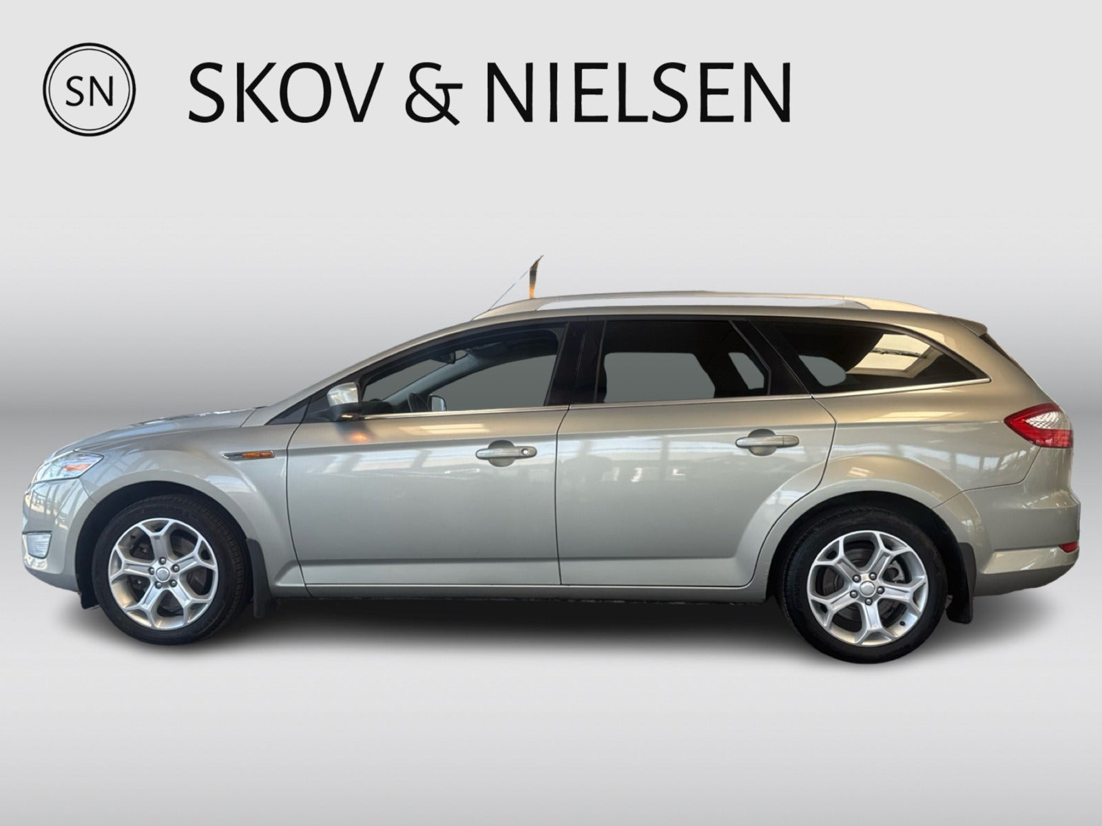 Beige Ford Mondeo fra 2010