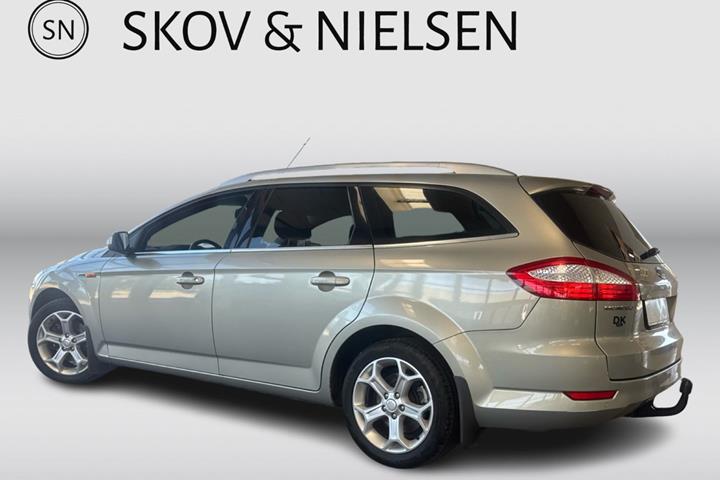 Beige Ford Mondeo fra 2010