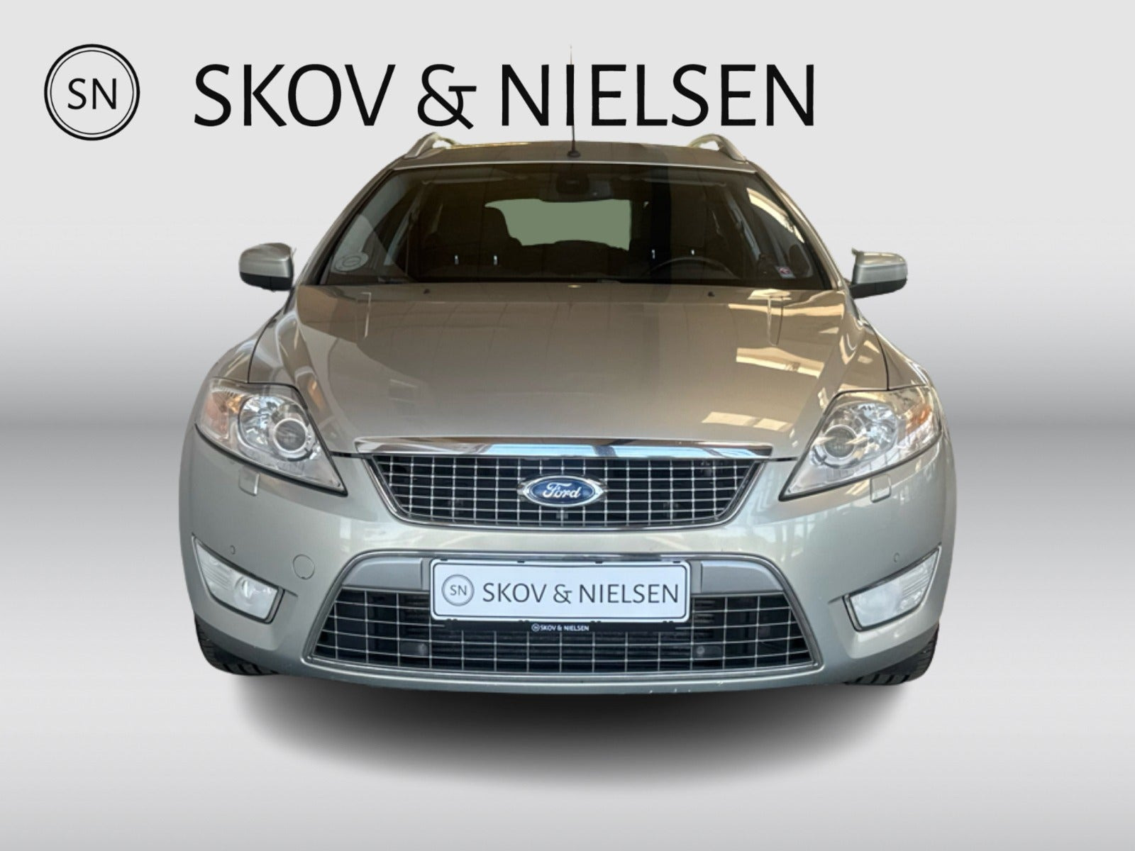 Beige Ford Mondeo fra 2010