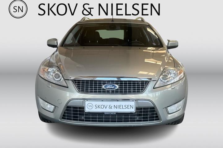 Beige Ford Mondeo fra 2010
