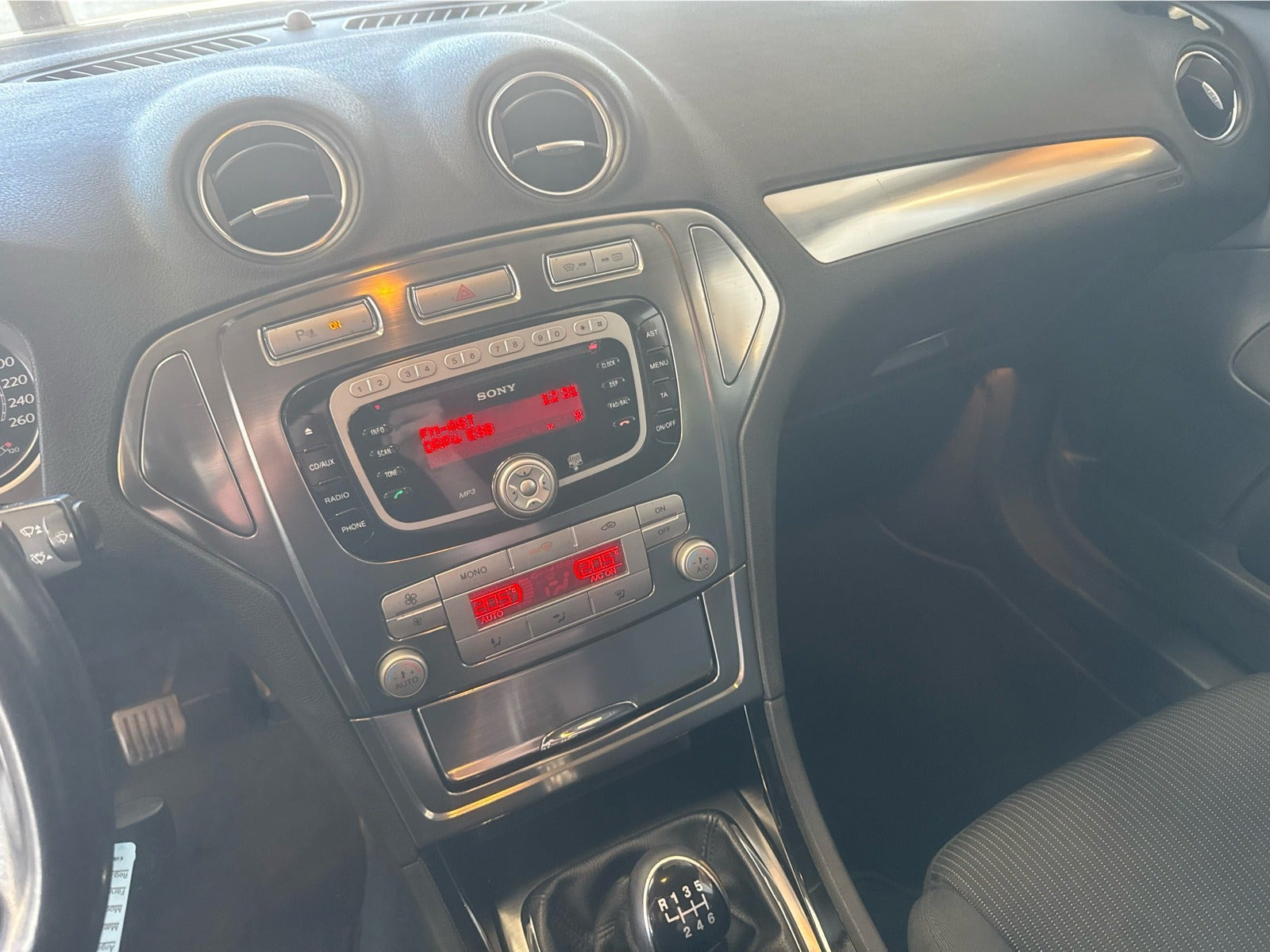 Beige Ford Mondeo fra 2010