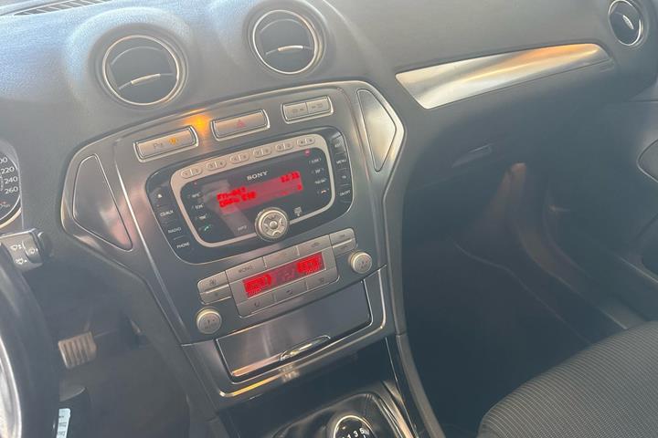 Beige Ford Mondeo fra 2010