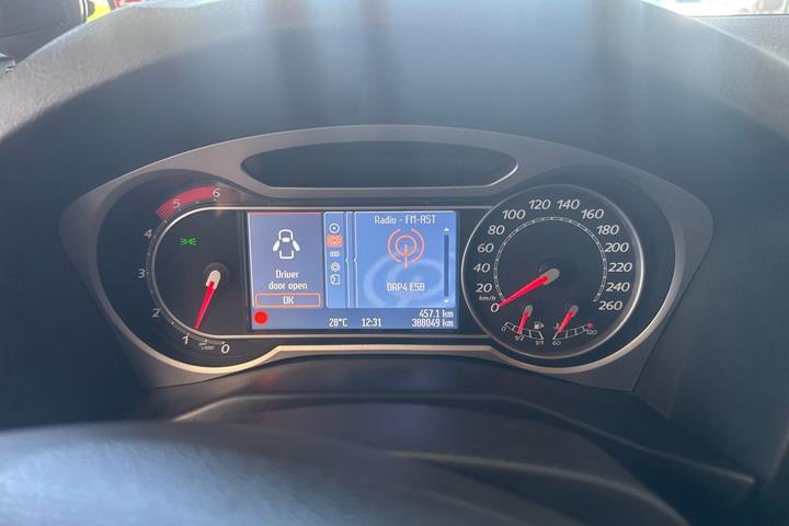 Beige Ford Mondeo fra 2010