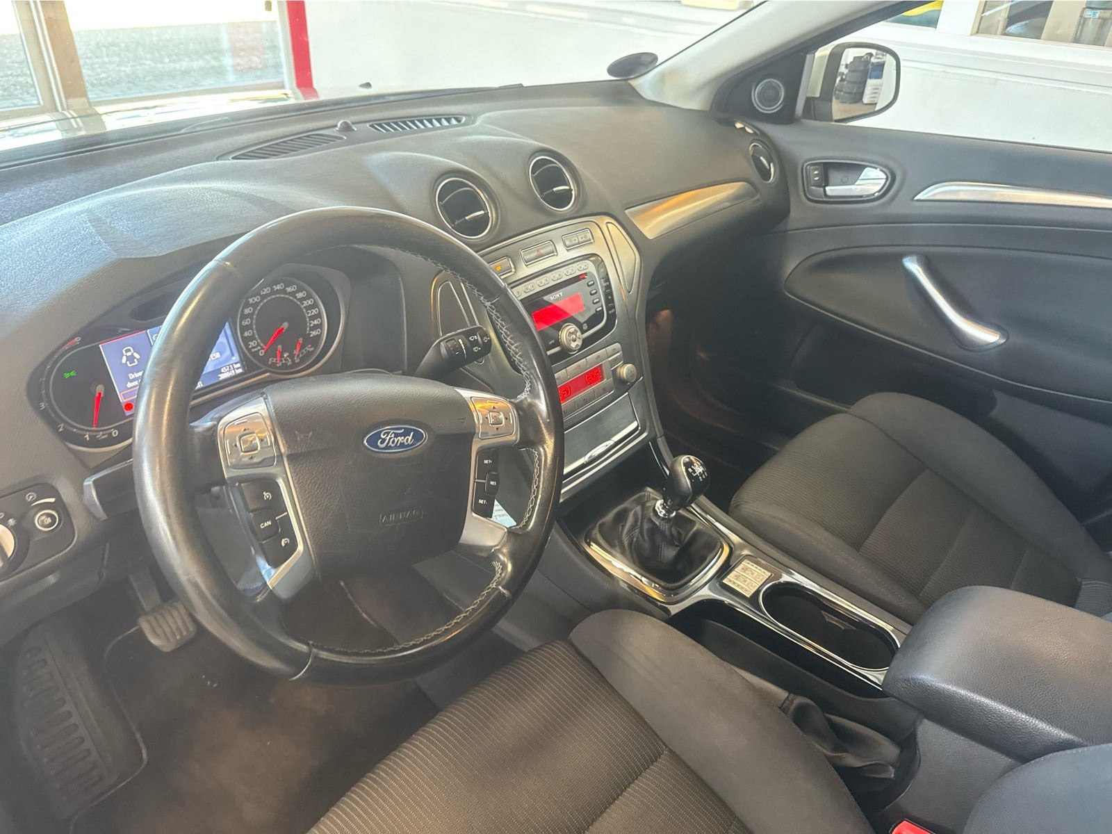 Beige Ford Mondeo fra 2010