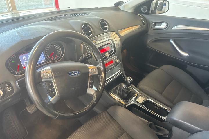 Beige Ford Mondeo fra 2010