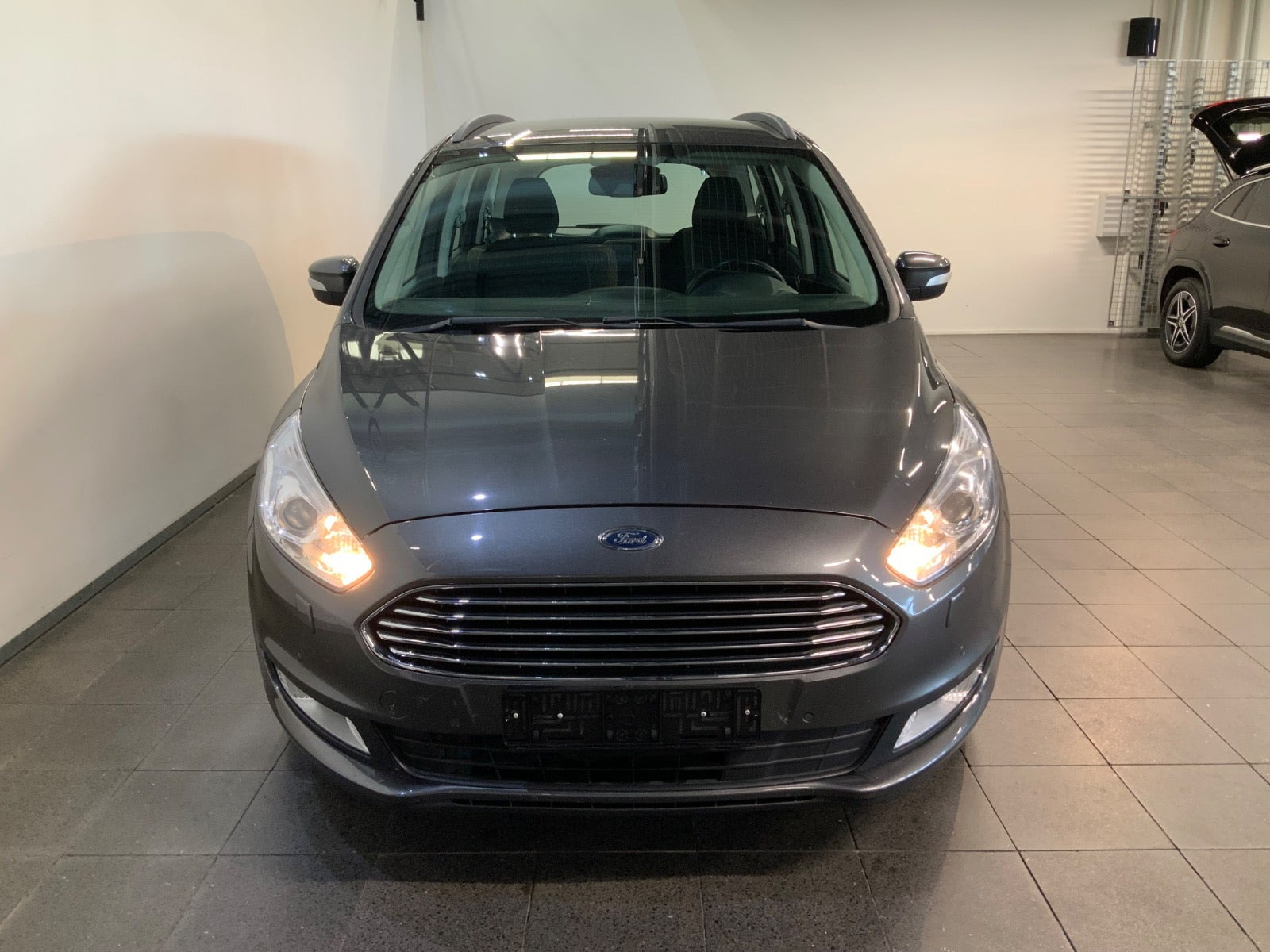 Grå Ford Galaxy fra 2017