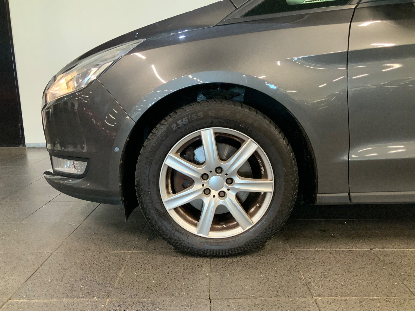 Grå Ford Galaxy fra 2017
