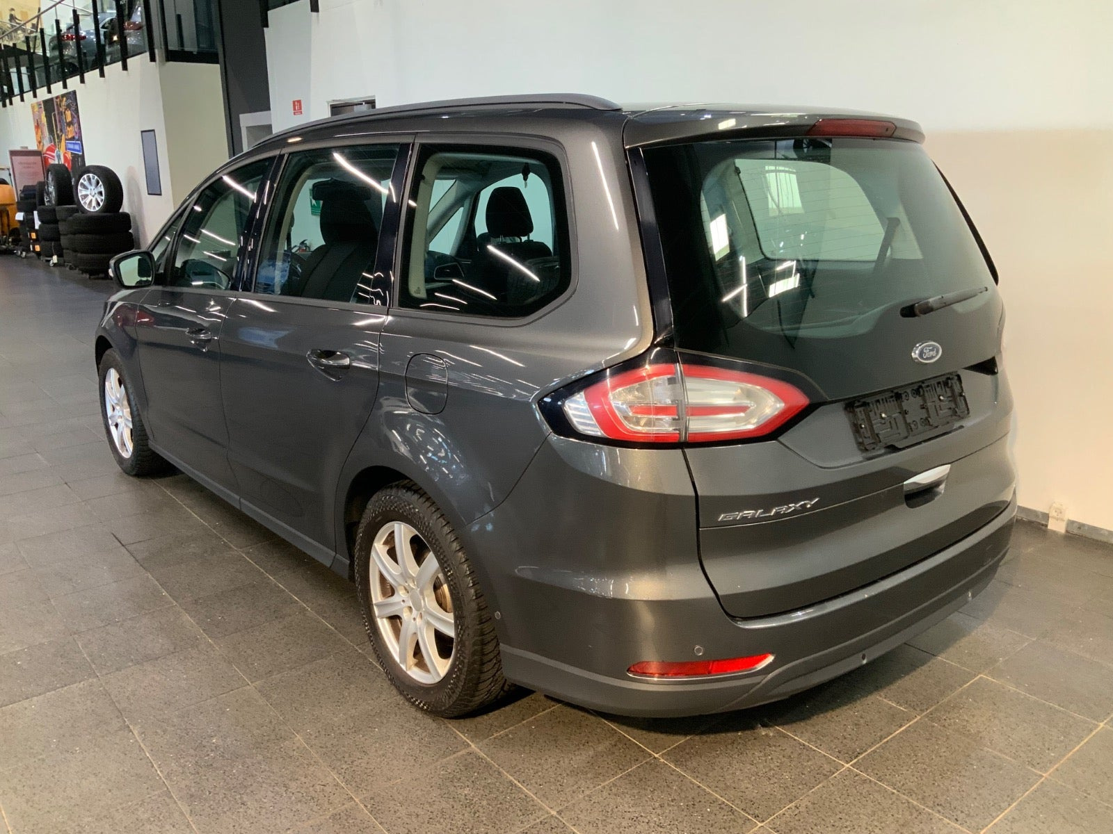 Grå Ford Galaxy fra 2017