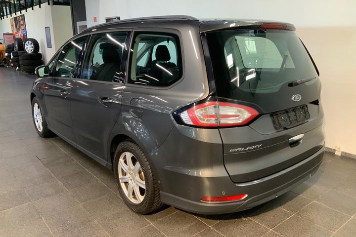 Grå Ford Galaxy fra 2017
