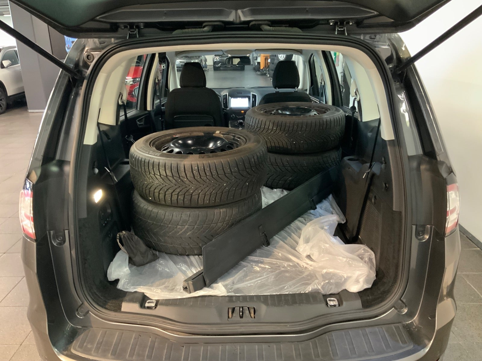 Grå Ford Galaxy fra 2017