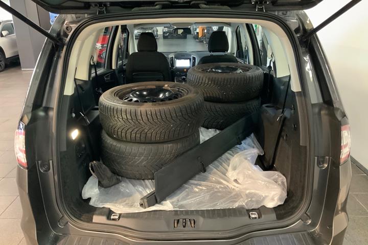 Grå Ford Galaxy fra 2017