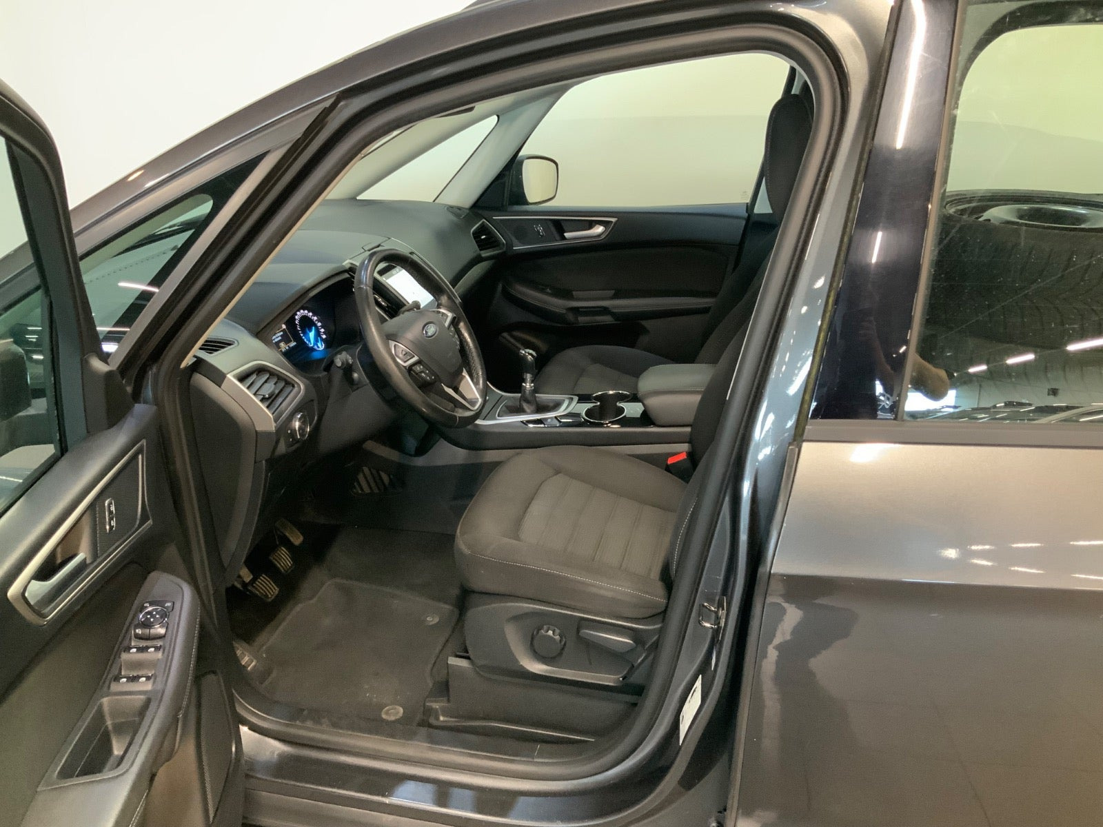 Grå Ford Galaxy fra 2017