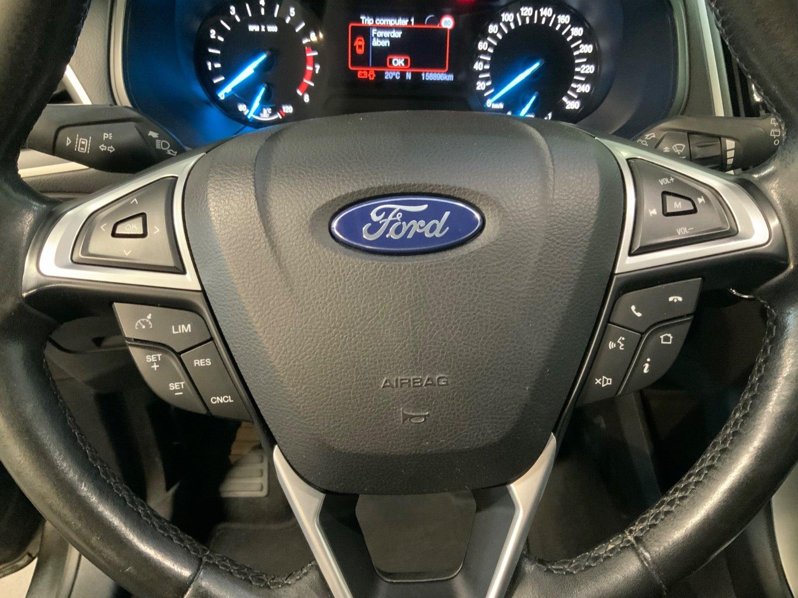 Grå Ford Galaxy fra 2017