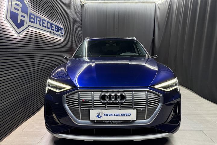 Blå Audi e-tron fra 2023