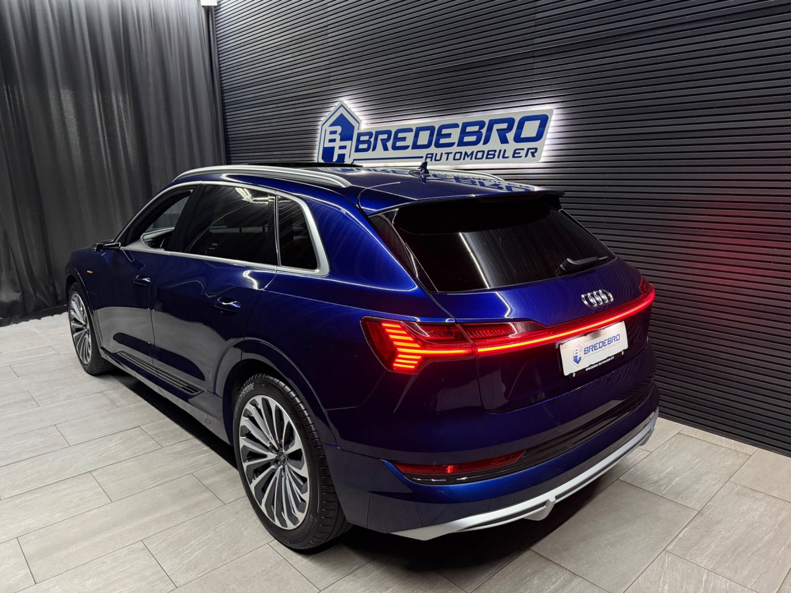 Blå Audi e-tron fra 2023