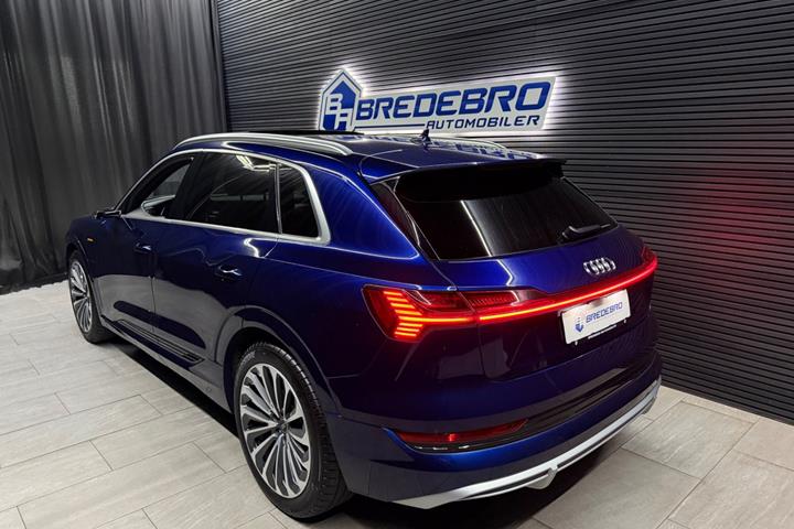 Blå Audi e-tron fra 2023