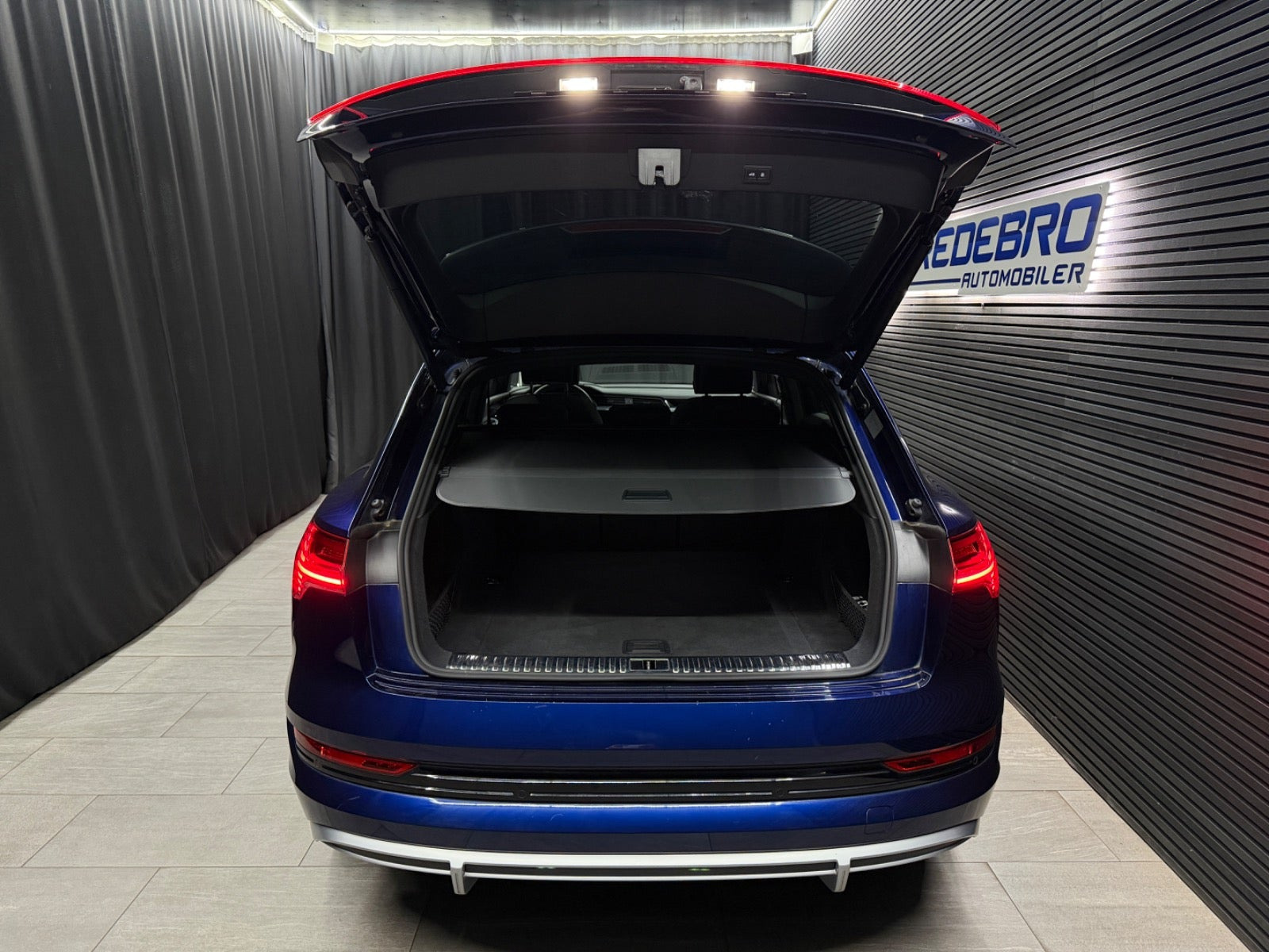 Blå Audi e-tron fra 2023