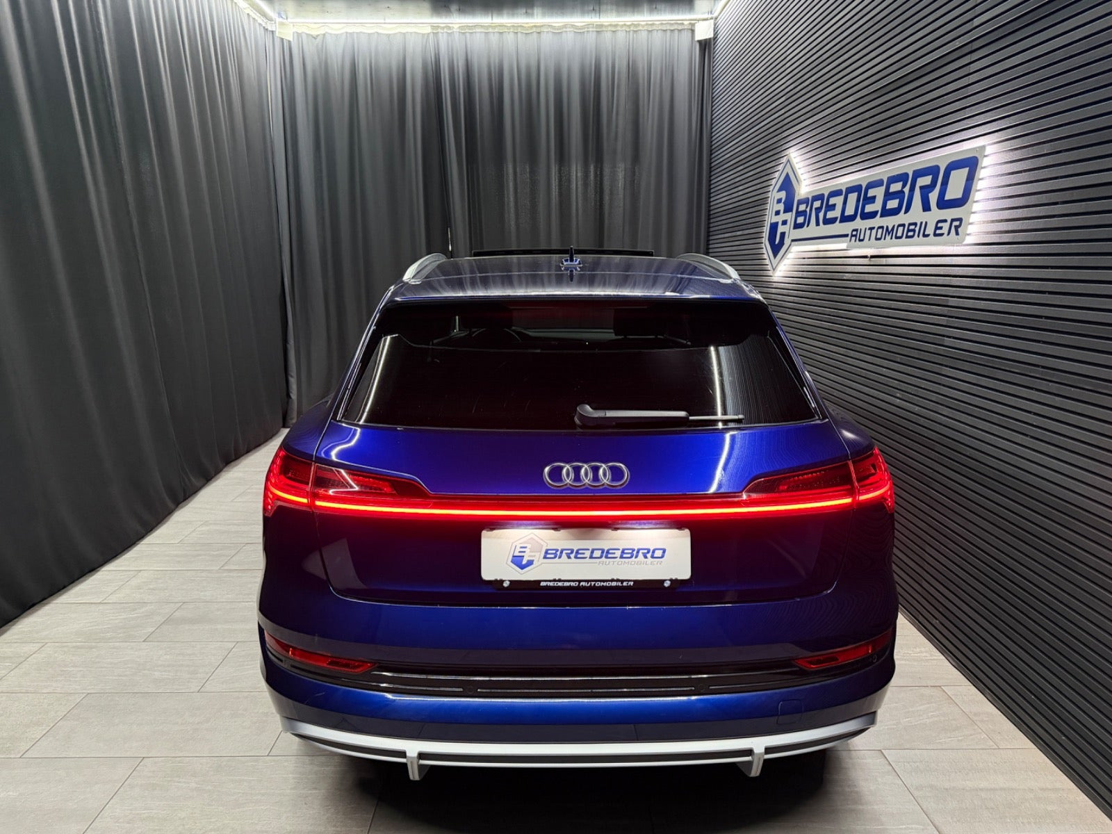Blå Audi e-tron fra 2023