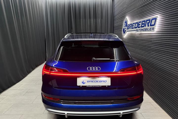 Blå Audi e-tron fra 2023