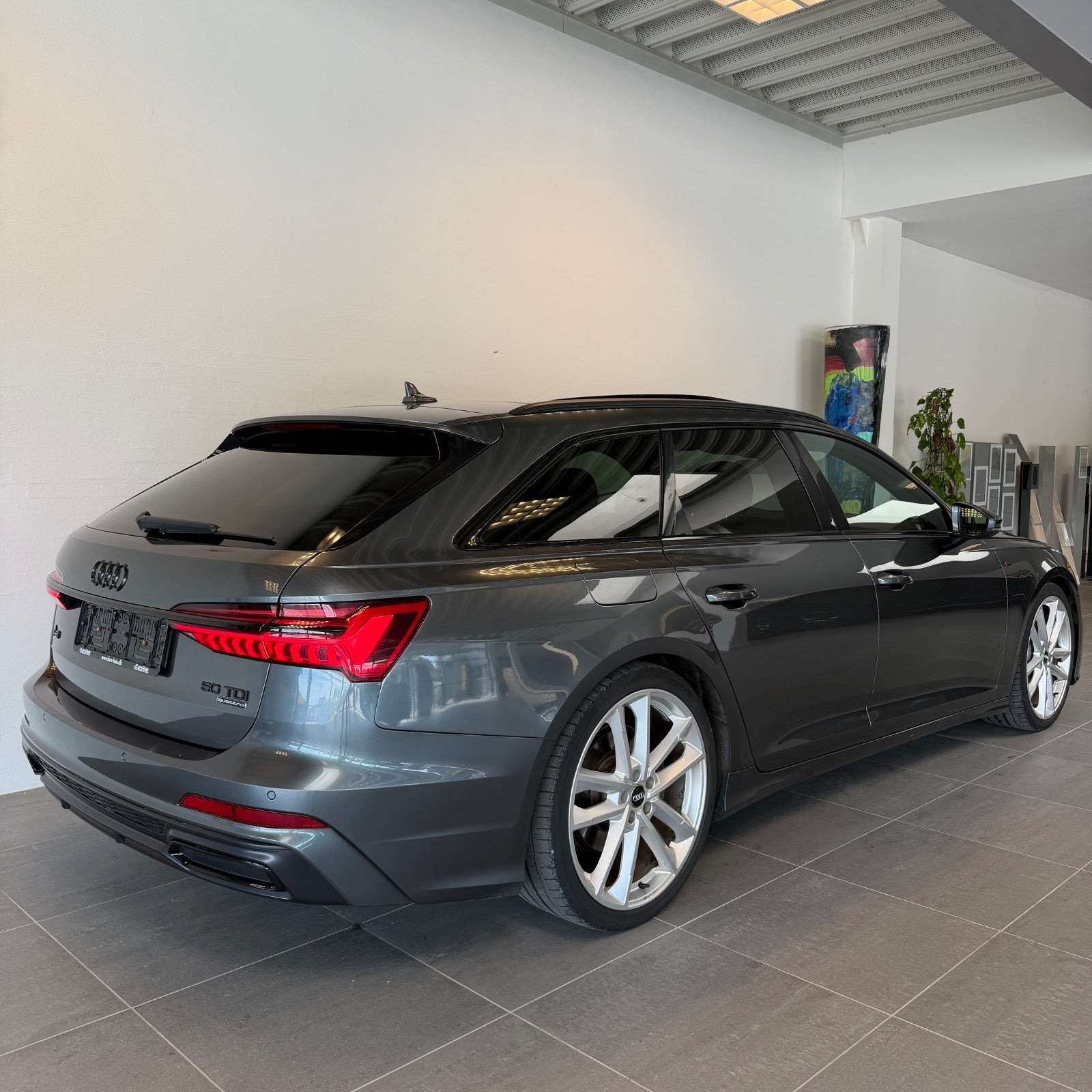 Grå Audi A6 fra 2018