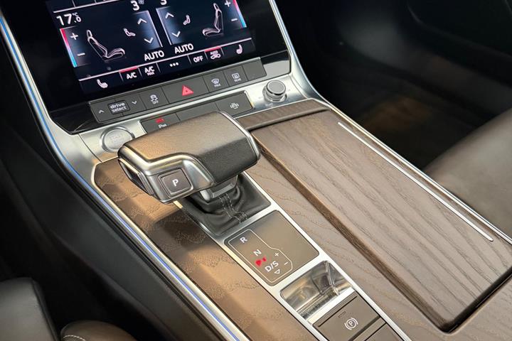 Grå Audi A6 fra 2018