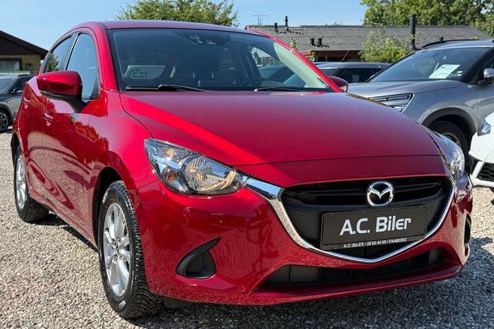 Rød Mazda 2 fra 2018
