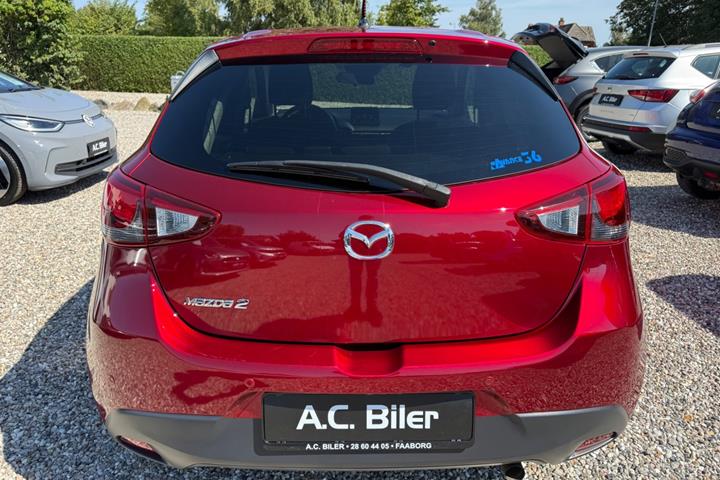 Rød Mazda 2 fra 2018