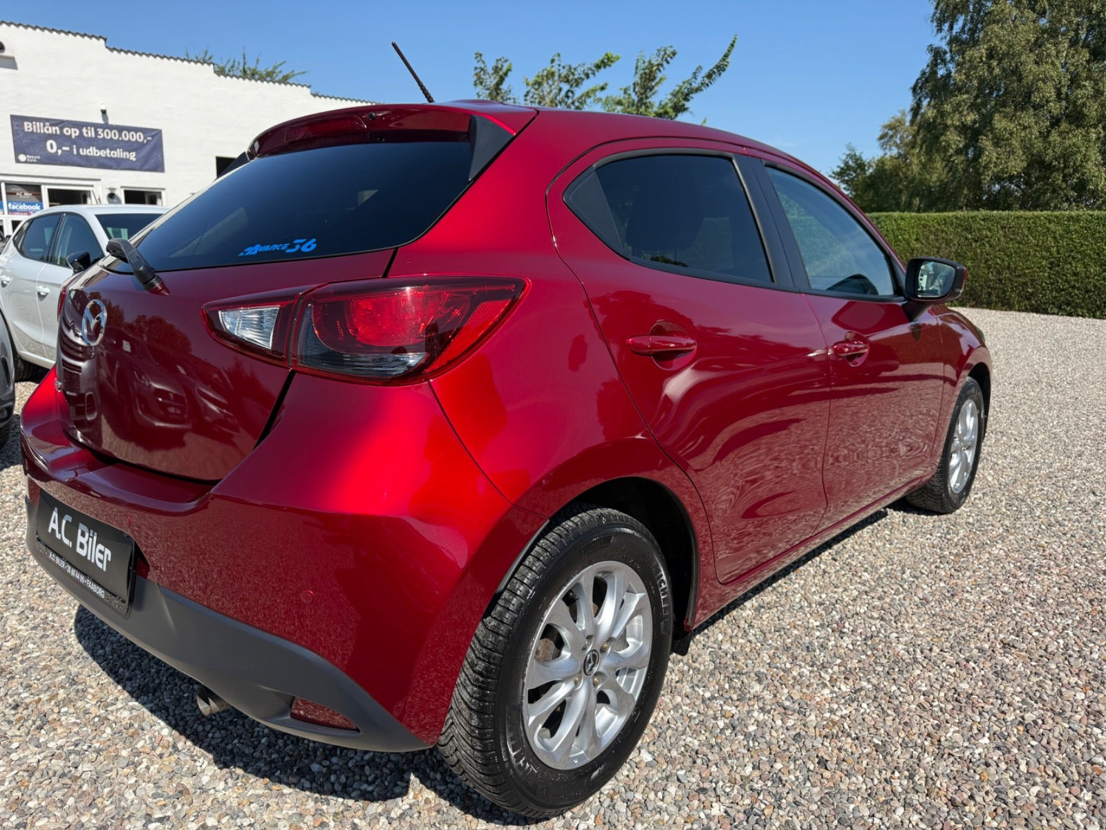 Rød Mazda 2 fra 2018