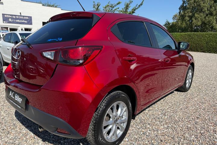 Rød Mazda 2 fra 2018