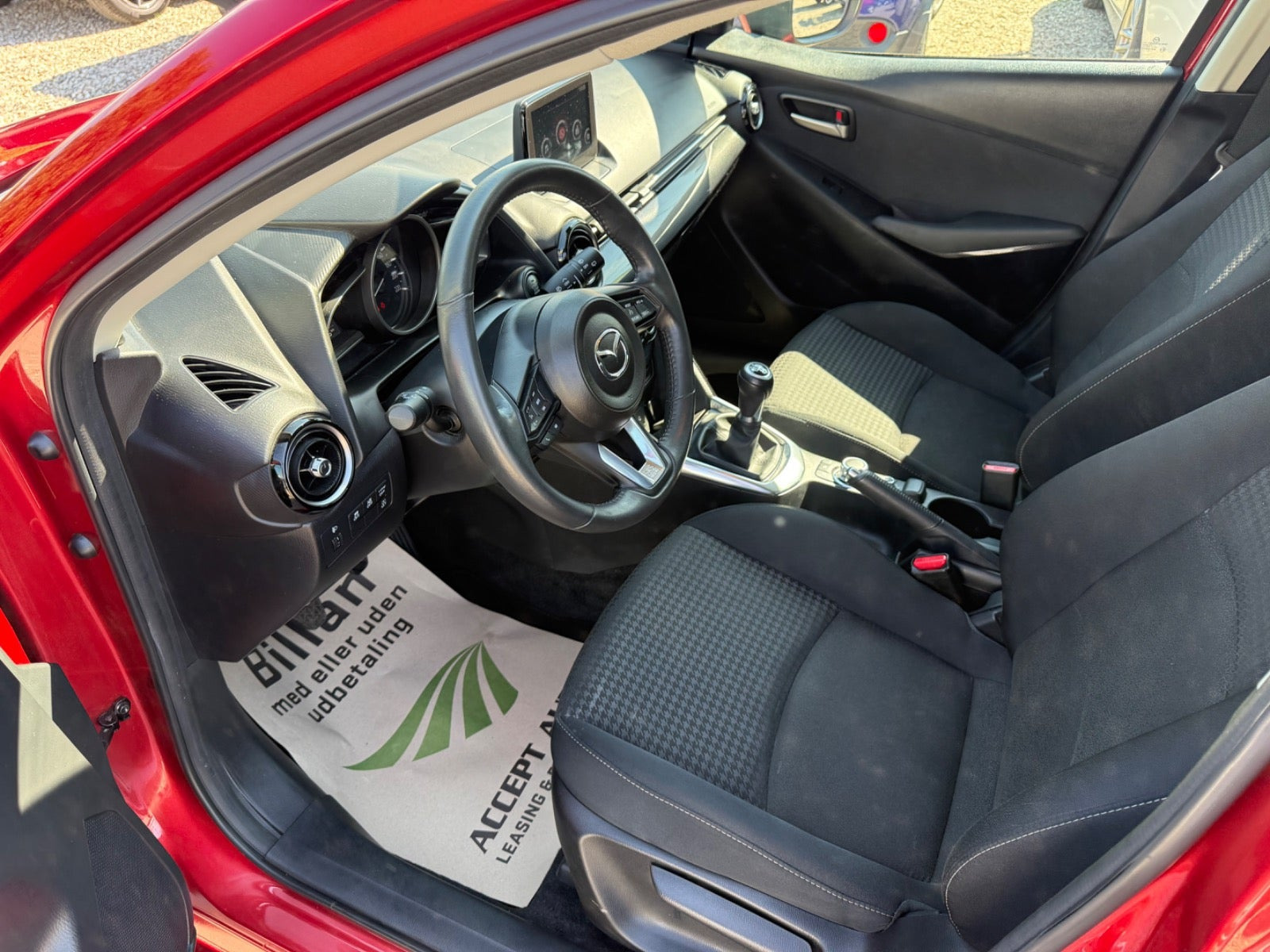 Rød Mazda 2 fra 2018