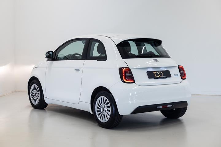 Hvid Fiat 500e fra 2022