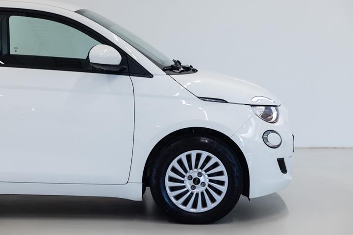 Hvid Fiat 500e fra 2022