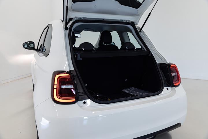 Hvid Fiat 500e fra 2022