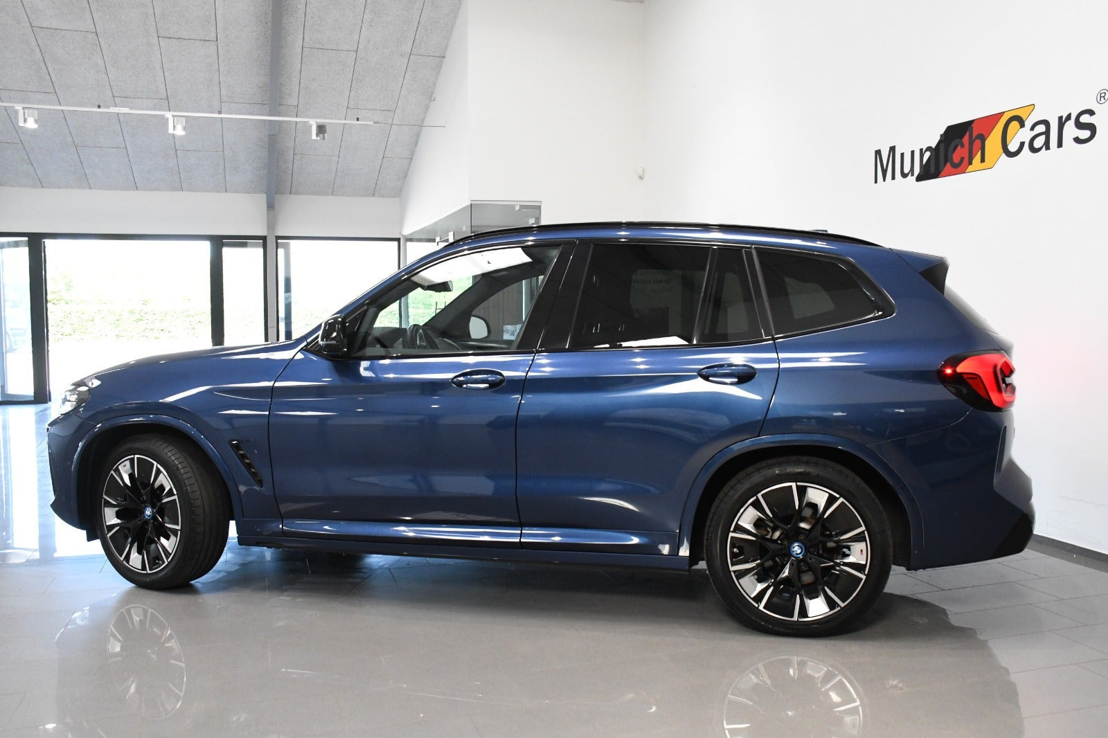 Blå BMW iX3 fra 2024