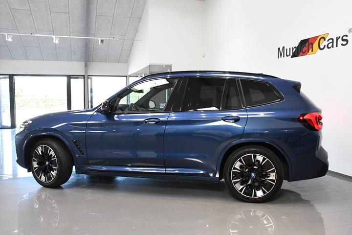 Blå BMW iX3 fra 2024